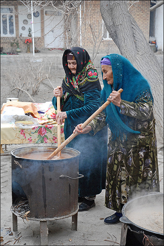 La préparation du Sumalak pour Navrouz (Ouzbékistan)