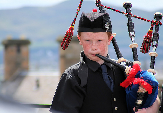 Edinburg bagpiper